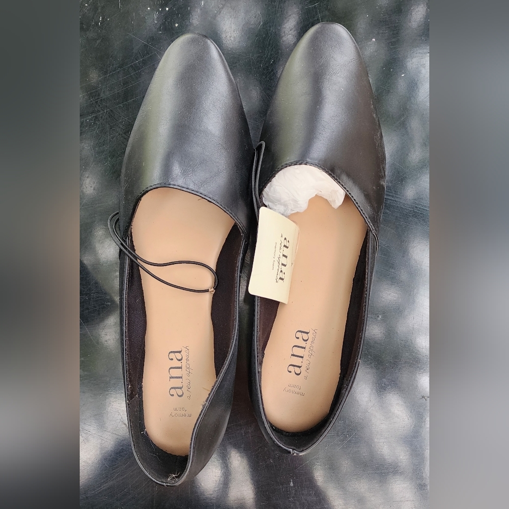 Rounded toe flats